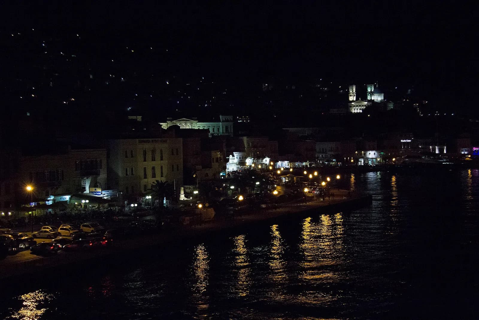 Η Ερμούπολη το σούρουπο από τη θάλασσα