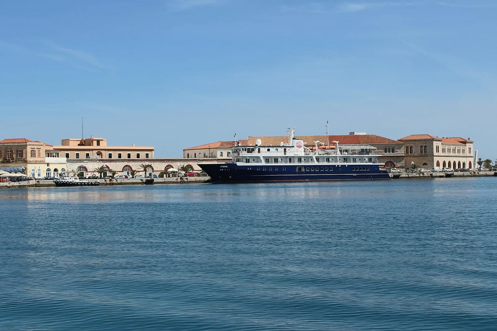 Η Ερμούπολη από το λιμάνι, με τη Βαπόρια και τον Άγιο Νικόλαο