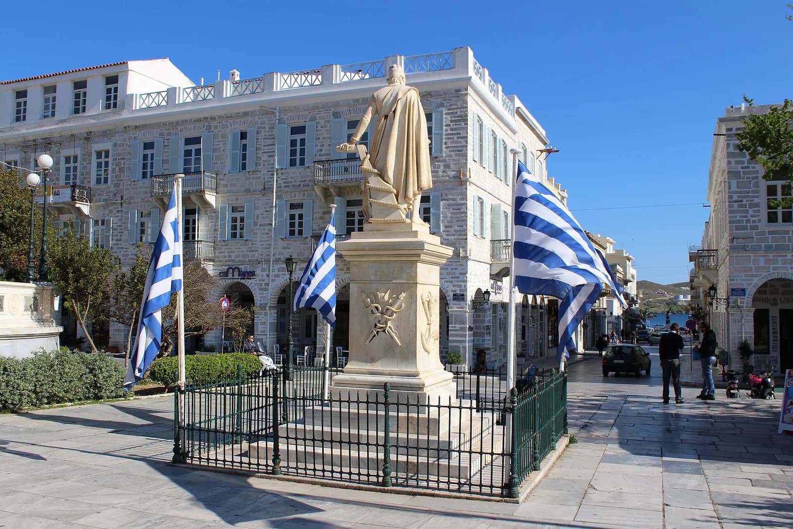 Ο ανδριάντας του Ανδρέα Μιαούλη στην ομώνυμη πλατεία