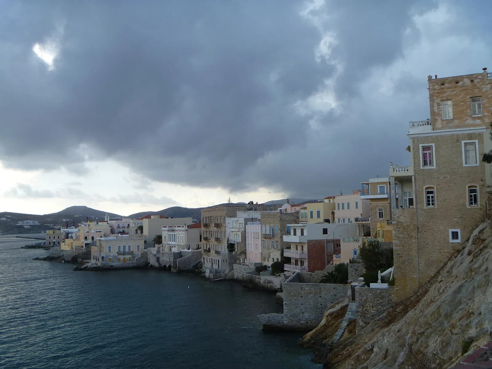 Τα αρχοντικά της συνοικίας Βαπόρια πάνω στη θάλασσα